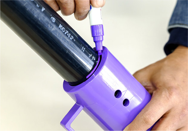 治具の端面で一周マーキングします